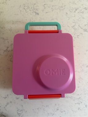 Omie Kids Bento lunch Box - Pink with Mint Handle included snack accessory